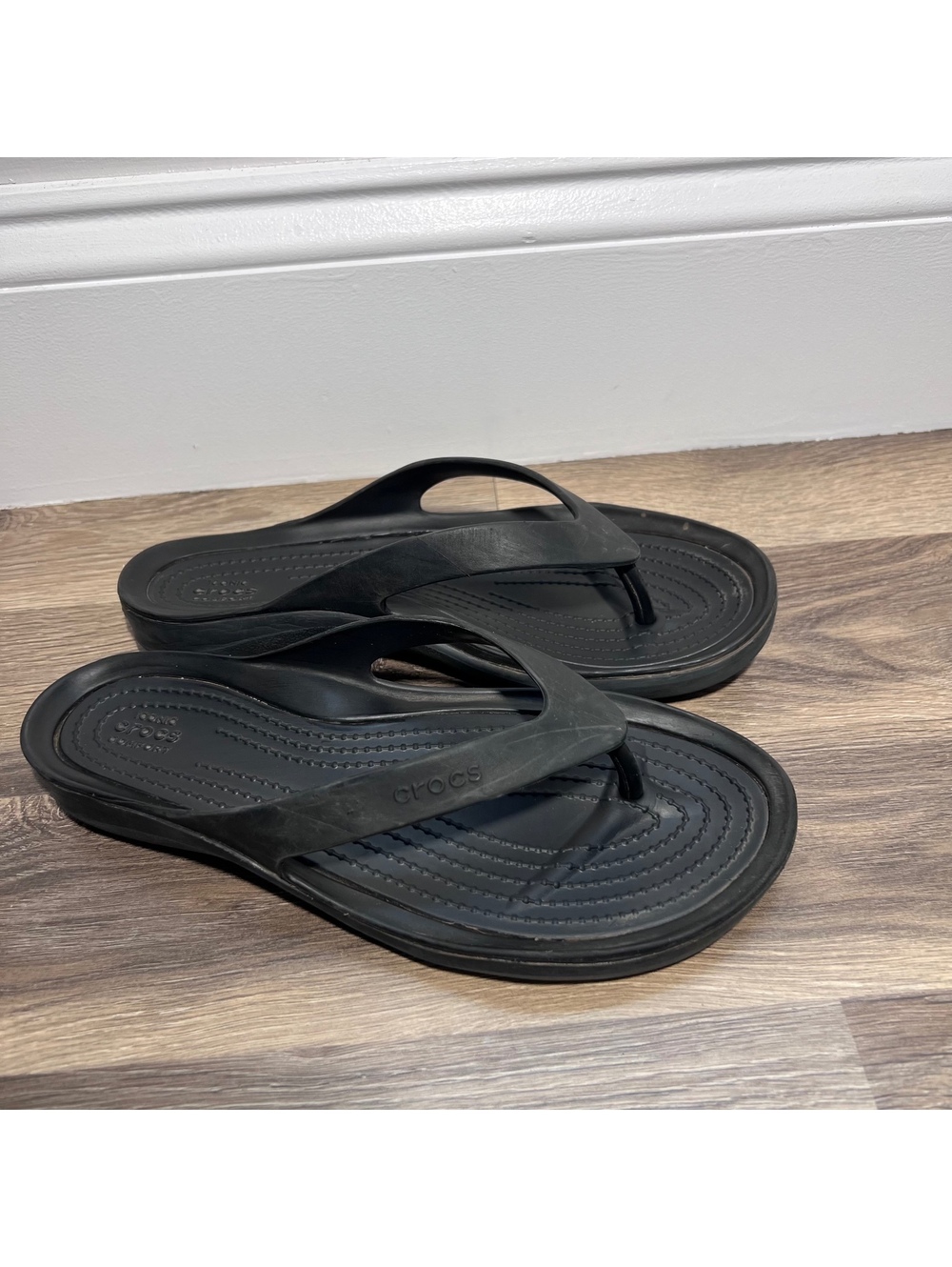 Crocs black flip flop sandals women's size 7